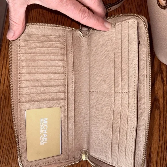 Michael Kors Cream Tote Bag and Wallet Set - Picture 10 of 15
